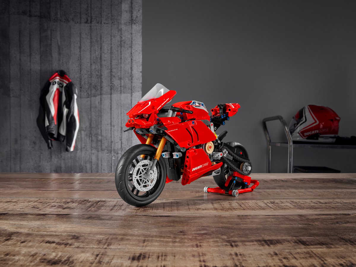 LEGO Technic 42107 Ducati Panigale V4 R | 646 Pieces | 1:5 Scale | Motorbike