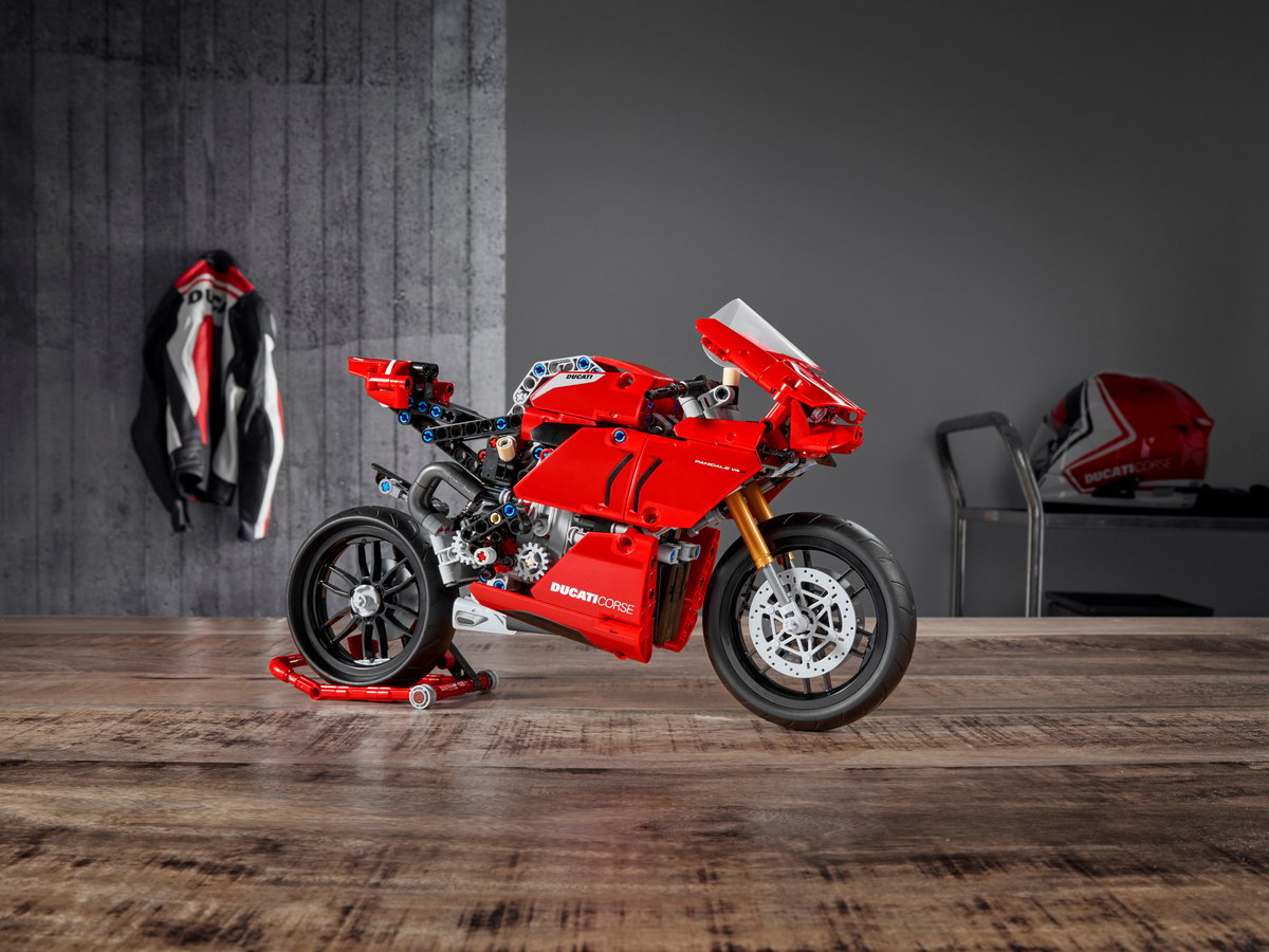LEGO Technic 42107 Ducati Panigale V4 R | 646 Pieces | 1:5 Scale | Motorbike