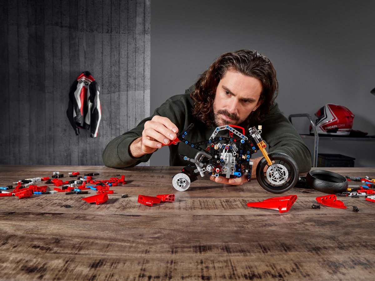 LEGO Technic 42107 Ducati Panigale V4 R | 646 Pieces | 1:5 Scale | Motorbike