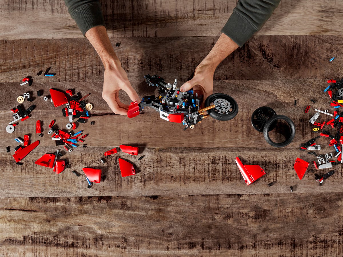 LEGO Technic 42107 Ducati Panigale V4 R | 646 Pieces | 1:5 Scale | Motorbike